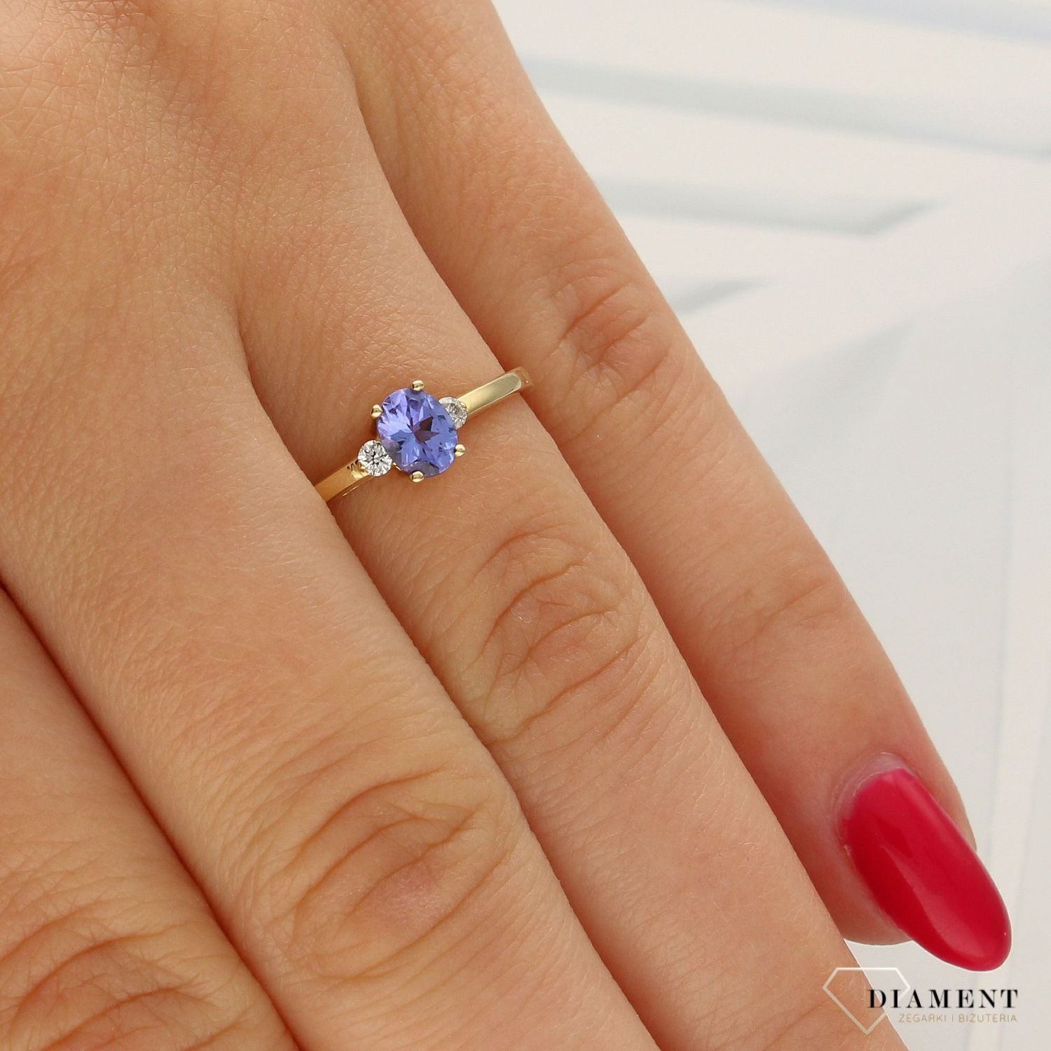 Pierścionek złoty DIAMENT żółte złoto, dwa diamenty i tanzanit. Pierścionki zaręczynowe. Piękny pierścionek ozdobiony trzema brylantami. Klasyka w najlepszym wydaniu.jpg